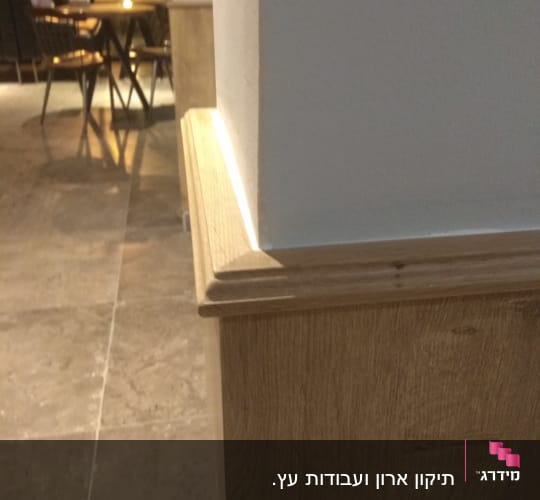 חיפוי עץ על קיר עם פאנל דקורטיבי
